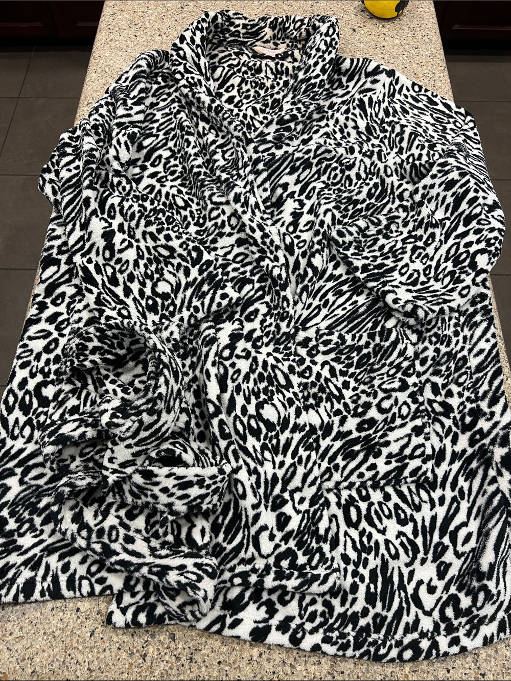 Cacique plus size plush robe 26/28 4x black & white z21